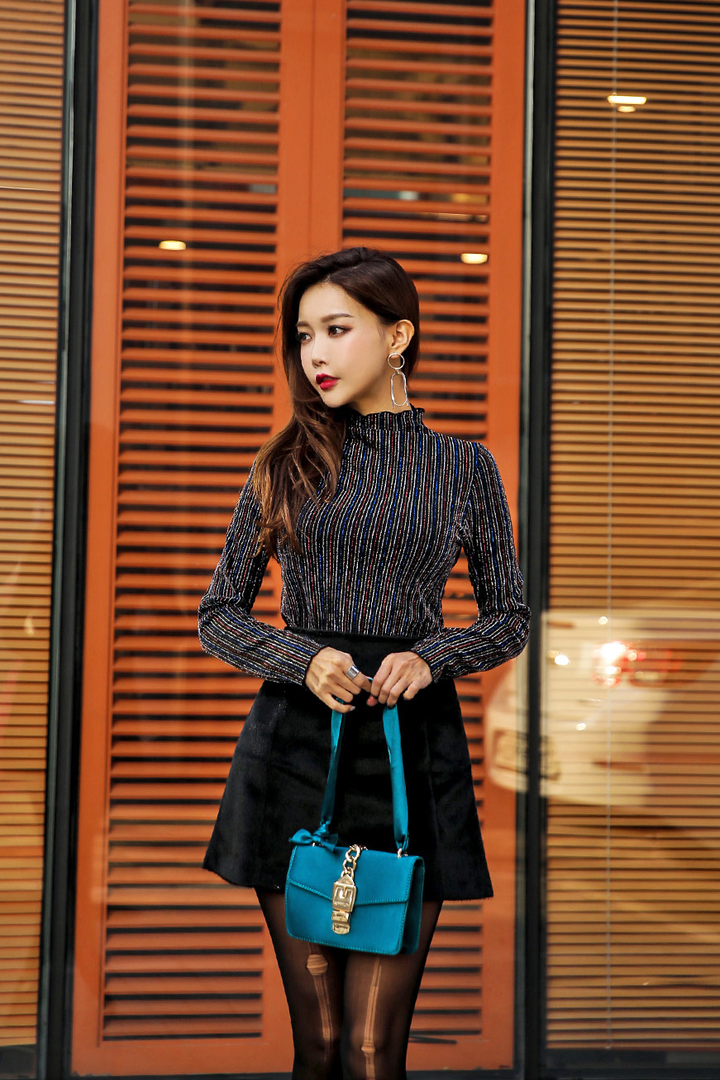 拿着包包的韩国美女尹爱智图片