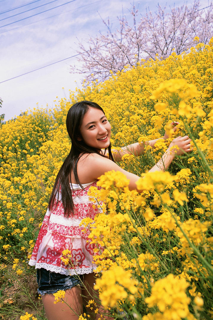 花田里的日本可爱清纯少女美女壁纸图片大全