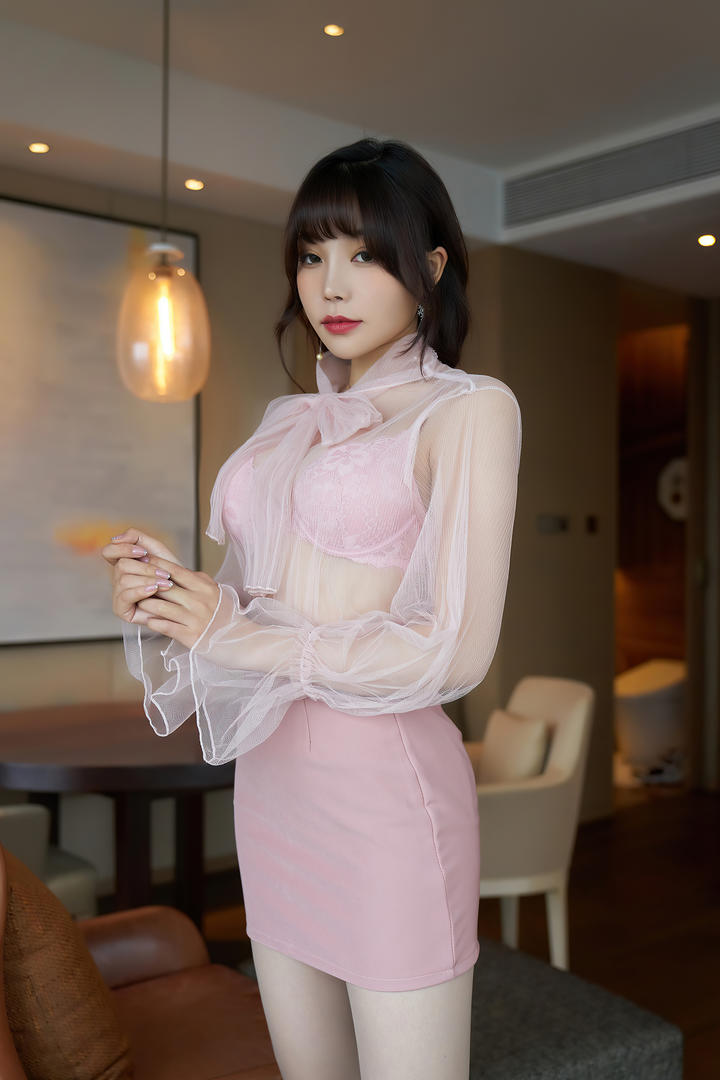 穿着粉色超短裙的美女嫩模芝芝图片