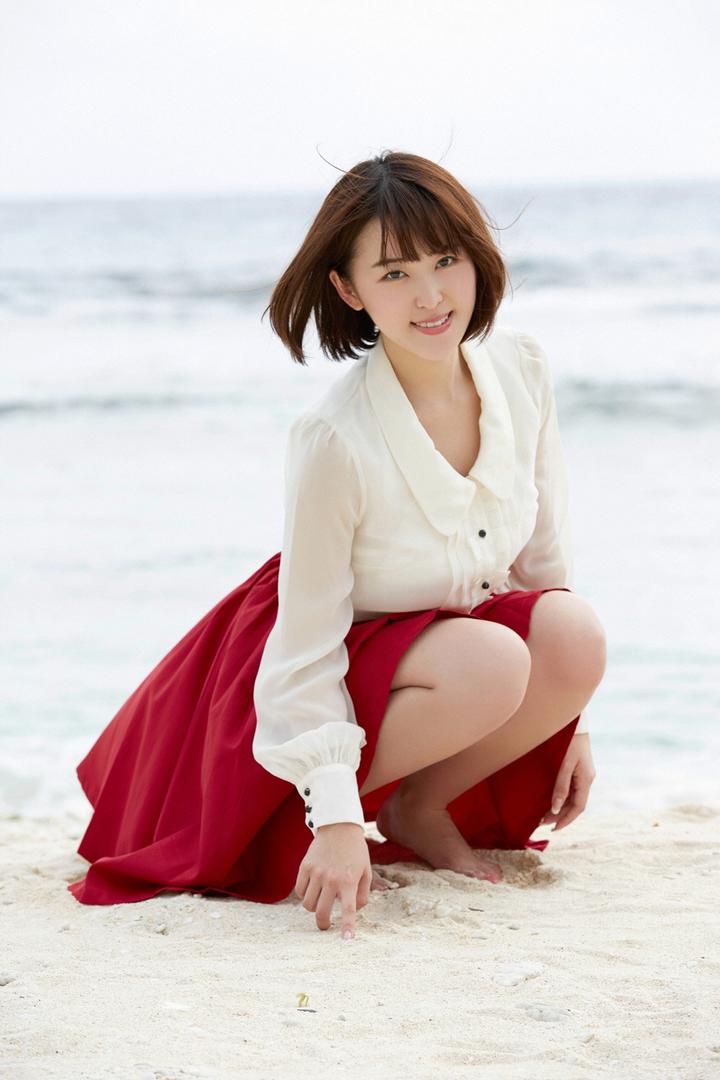 蹲在沙滩上的日本养眼短发女神唯美女生摄影图片