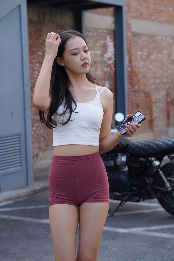 苗条美女瑜伽裤勒痕凹陷图片