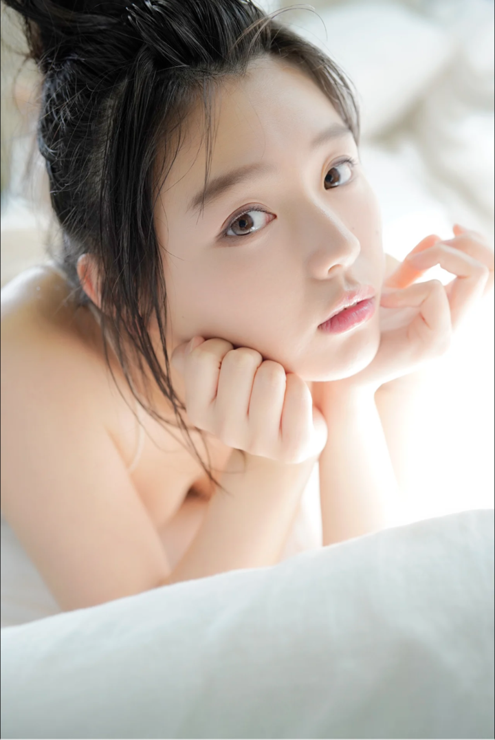 日本可爱粉嫩女生女大学生艺术照图片