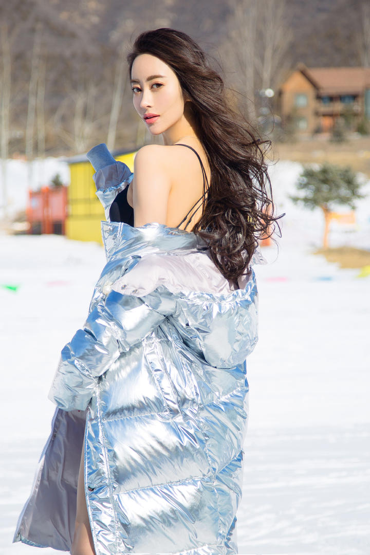 穿着羽绒服的雪中性感美女照片