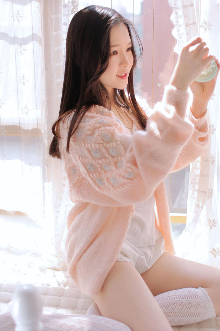 女孩子的闺房里穿着粉色毛衣的清纯女生头像图片