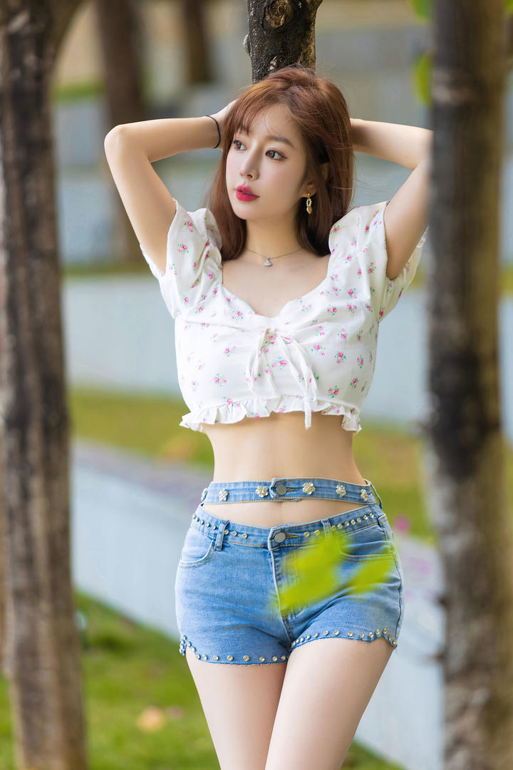 穿紧身牛仔裤的清纯美女模特王雨纯户外写真图片