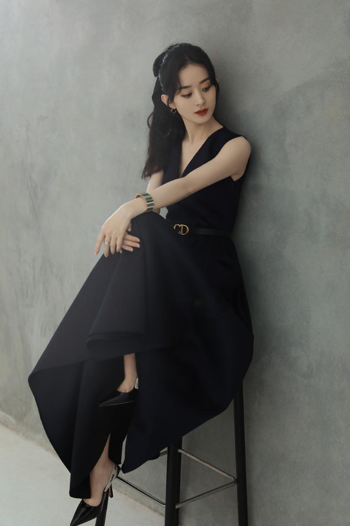 中国美女明星赵丽颖性感黑色长裙气质写真图片
