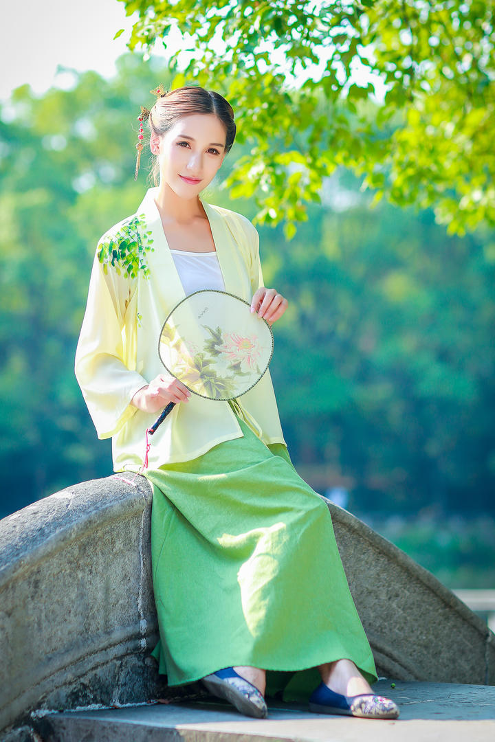 桥上小家碧玉美女艾希古风美女艺术写真图片