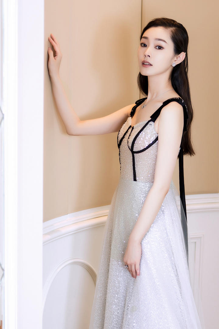 穿着长裙的极品气质女星宋轶高清写真