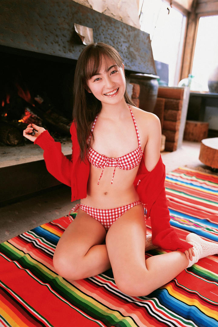 穿格纹比基尼的日本美女写真图片