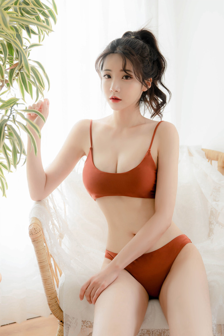 坐在椅子上的性感红色内衣模特柳京