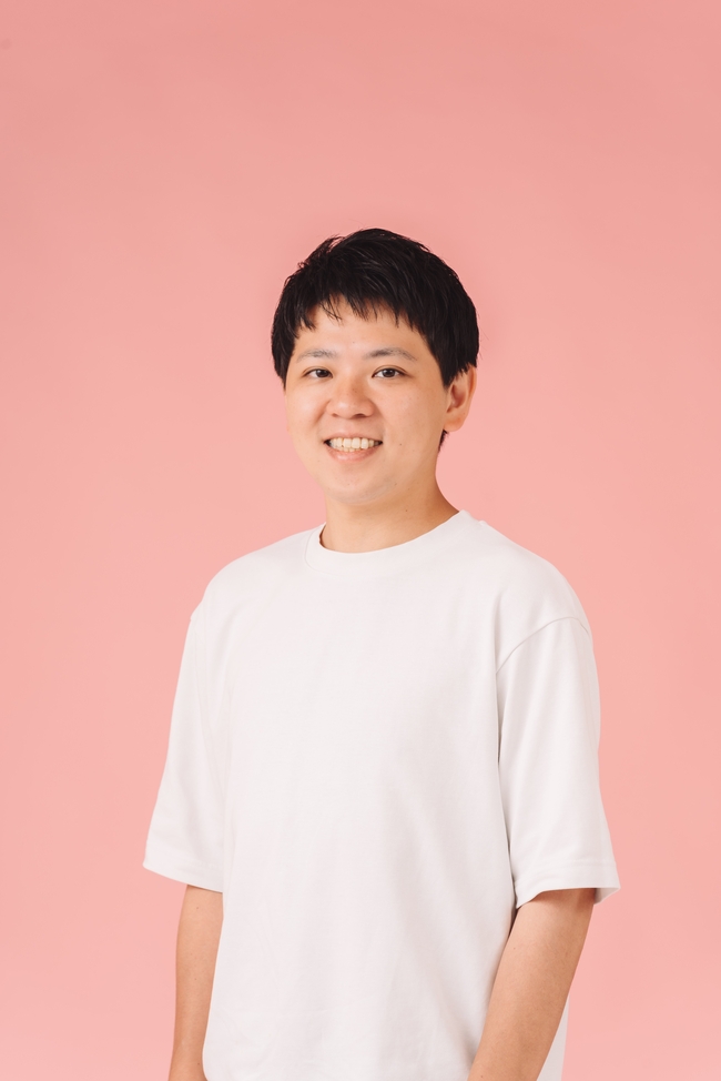 亚洲白色T恤帅哥图片