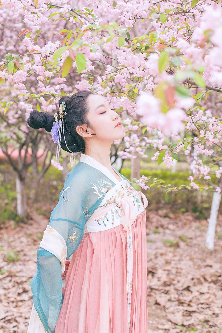 赏花的清纯古装美女摄影图片