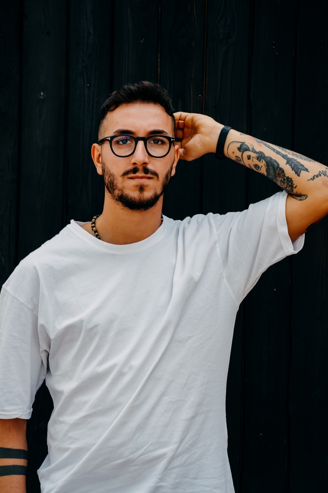 欧美斯文戴眼镜纹身帅哥图片