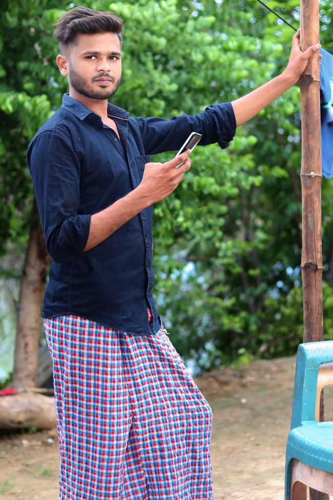 欧美乡村手持手机帅哥图片