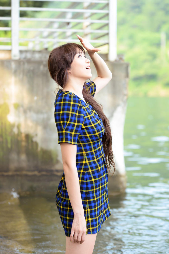 抬头仰望的韩国美女明星李恩慧图片