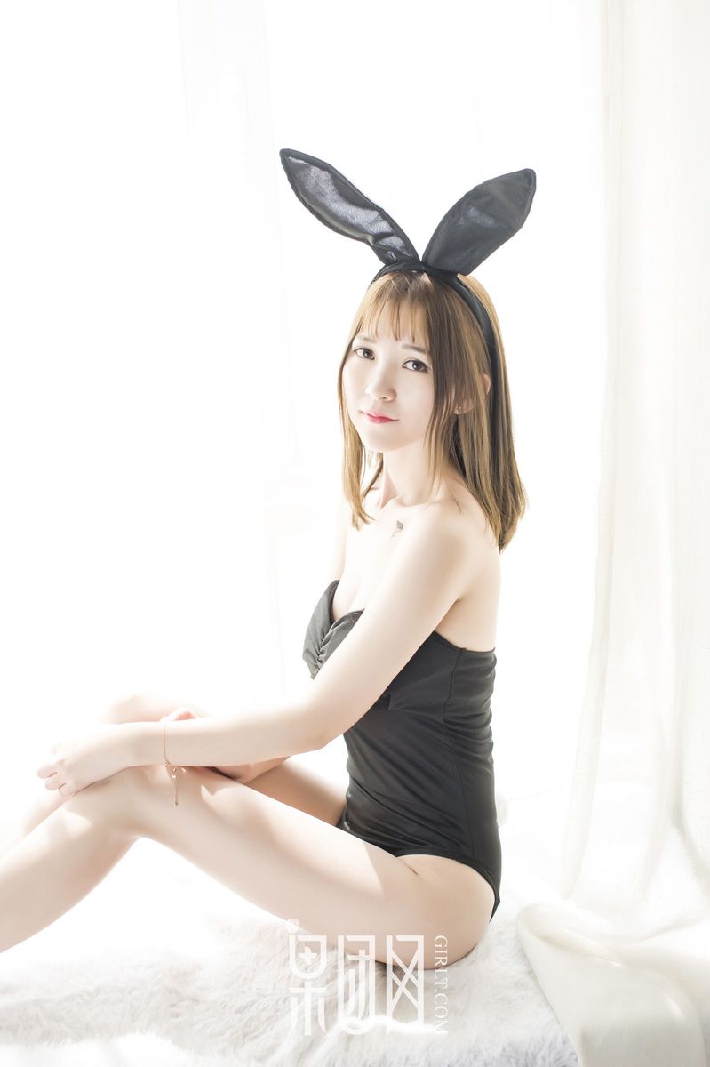 果团网清纯玉女桃桃蕾丝兔女郎搭配黑色连体衣性感爆棚