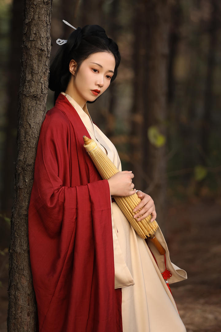 抱着雨伞的漂亮古装美女高清艺术摄影照片