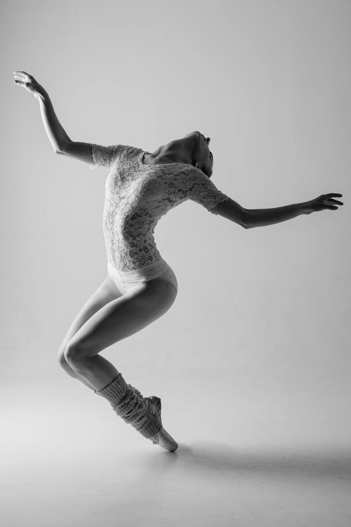 高清唯美跳舞的美女人体艺术摄影图片