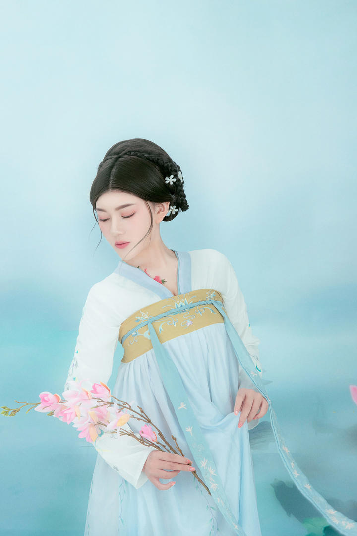 手拿花朵的清纯养眼古装汉服美女壁纸图片