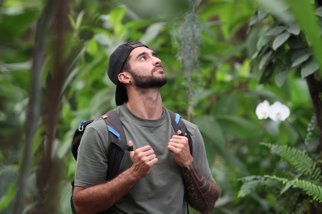 背包旅行络腮胡帅哥图片