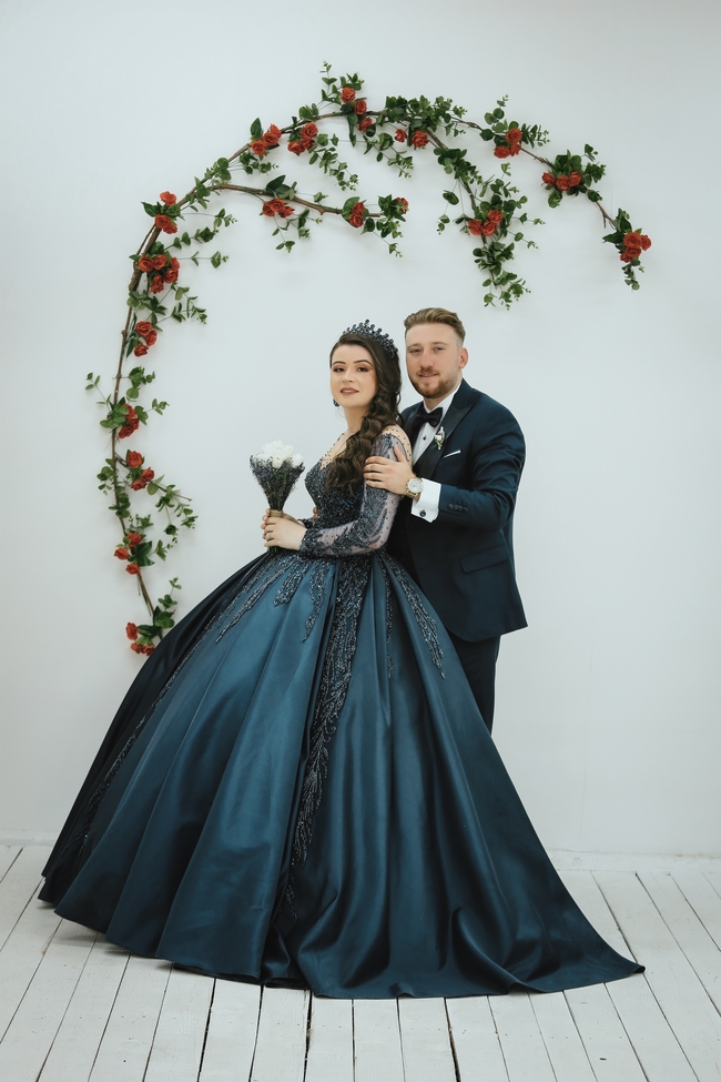 欧美情侣黑色婚纱照图片