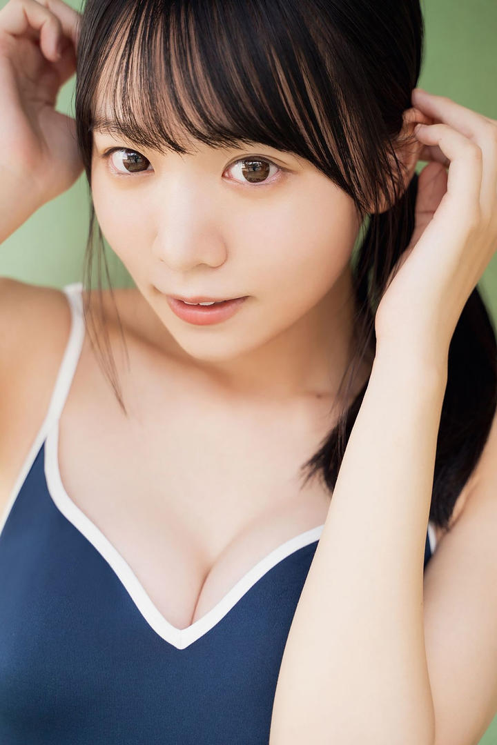 日本大眼睛清纯学妹紧身泳装性感惹火写真图片