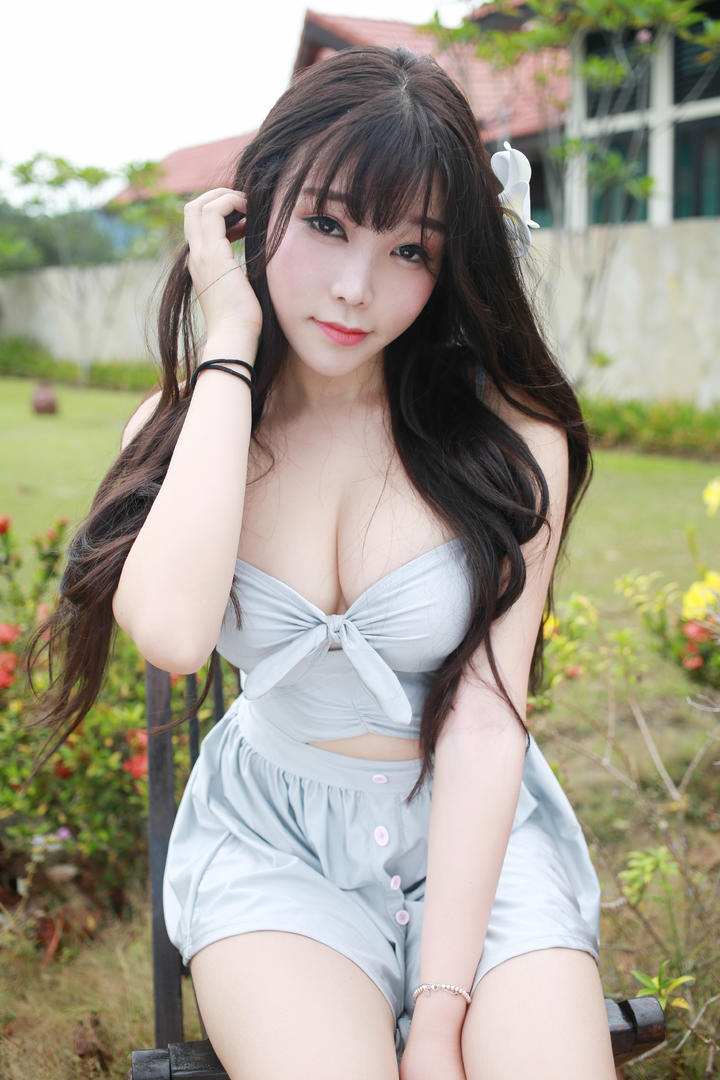 户外清纯大胸美女图片