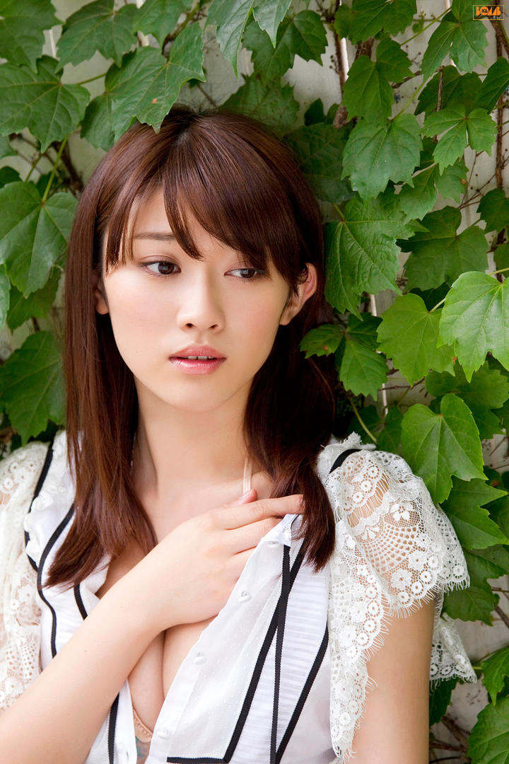 靠在墙上的高清日本美女图片