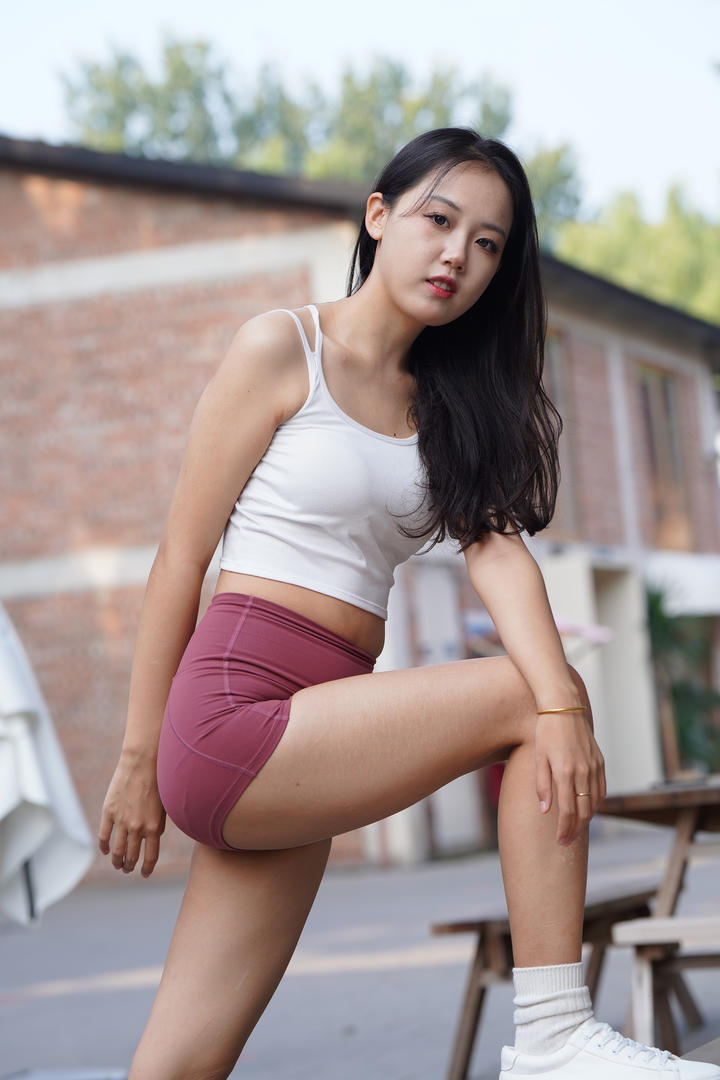 美女瑜伽裤紧身痕迹高清街拍图片