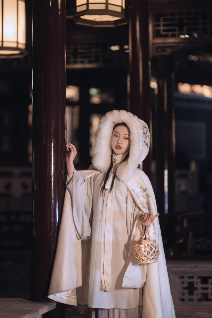 提着灯笼的古装美女艺术写真图片