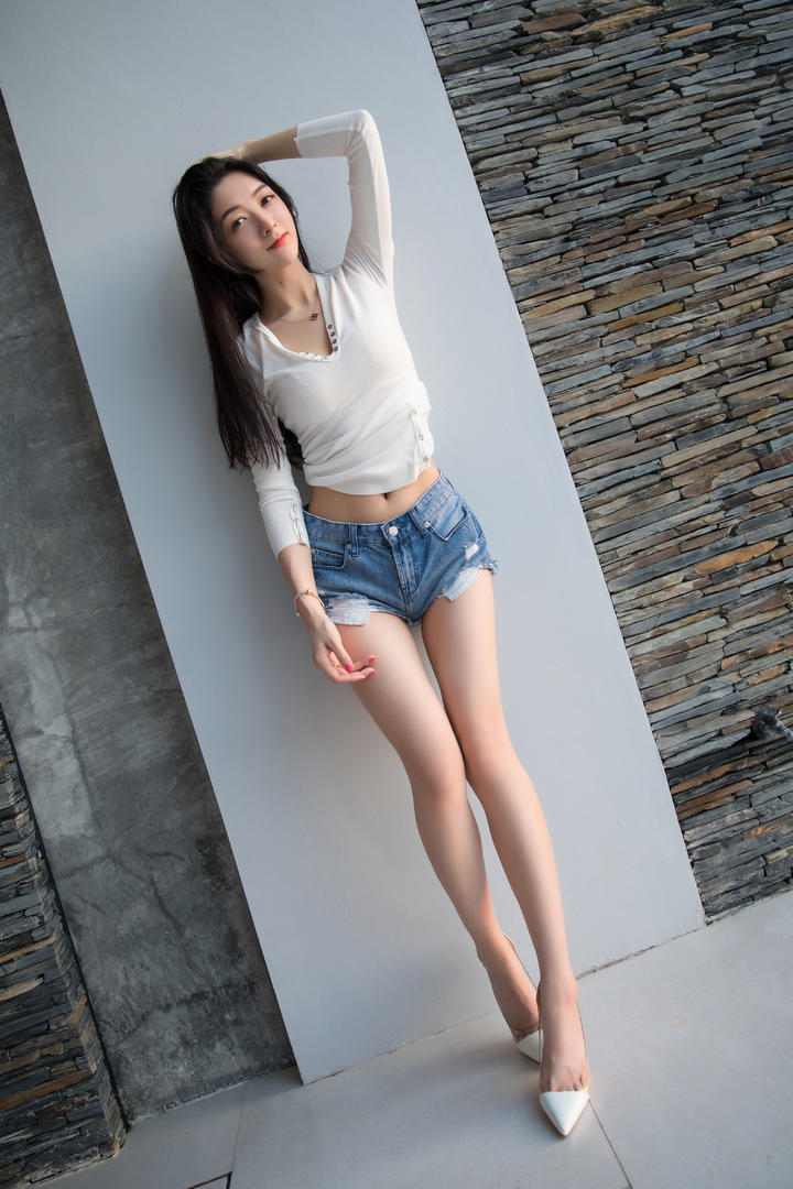 靠在墙上的高清长腿美女图片