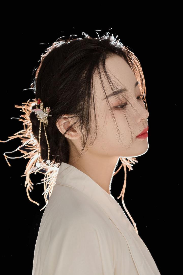 一身白衣的古典美女艺术写真图片