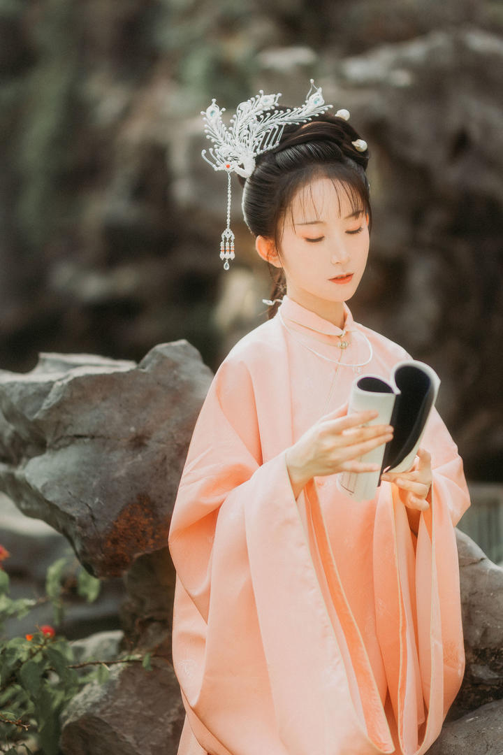 看书的气质古装美女人像艺术写真图片