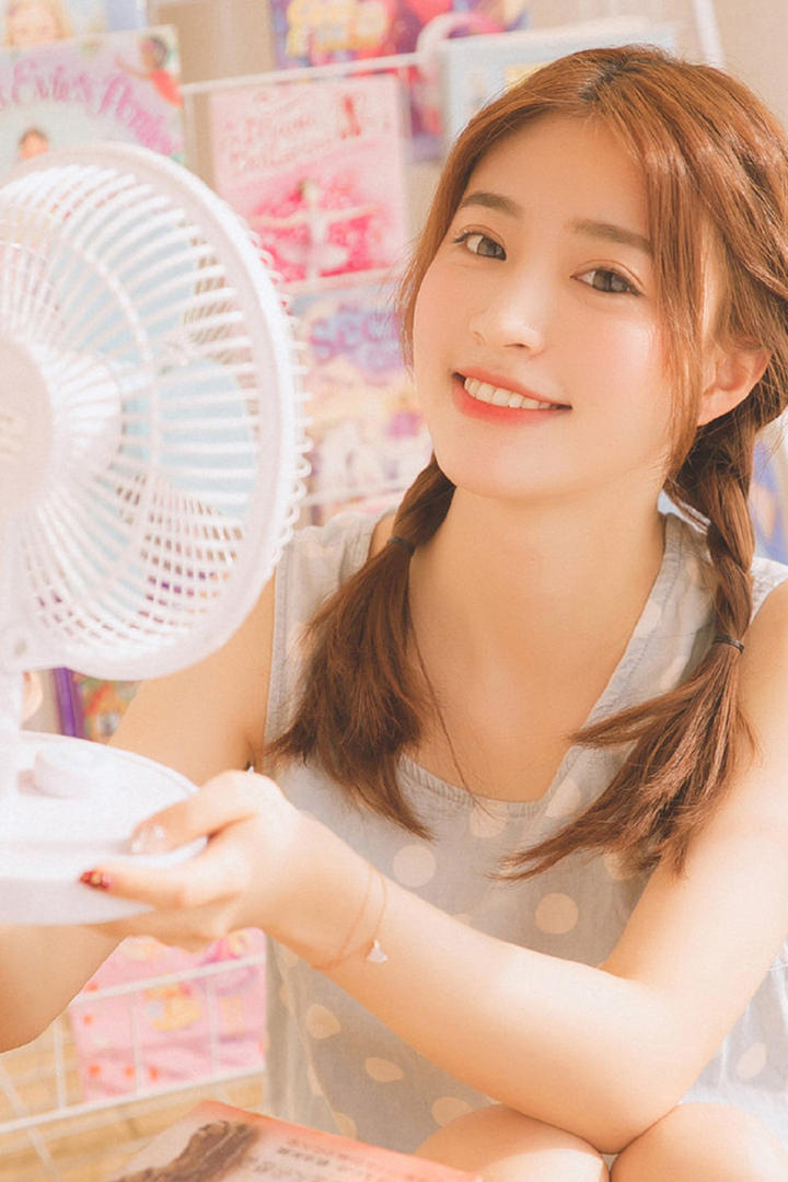 吹着风扇的极品清纯美女图片
