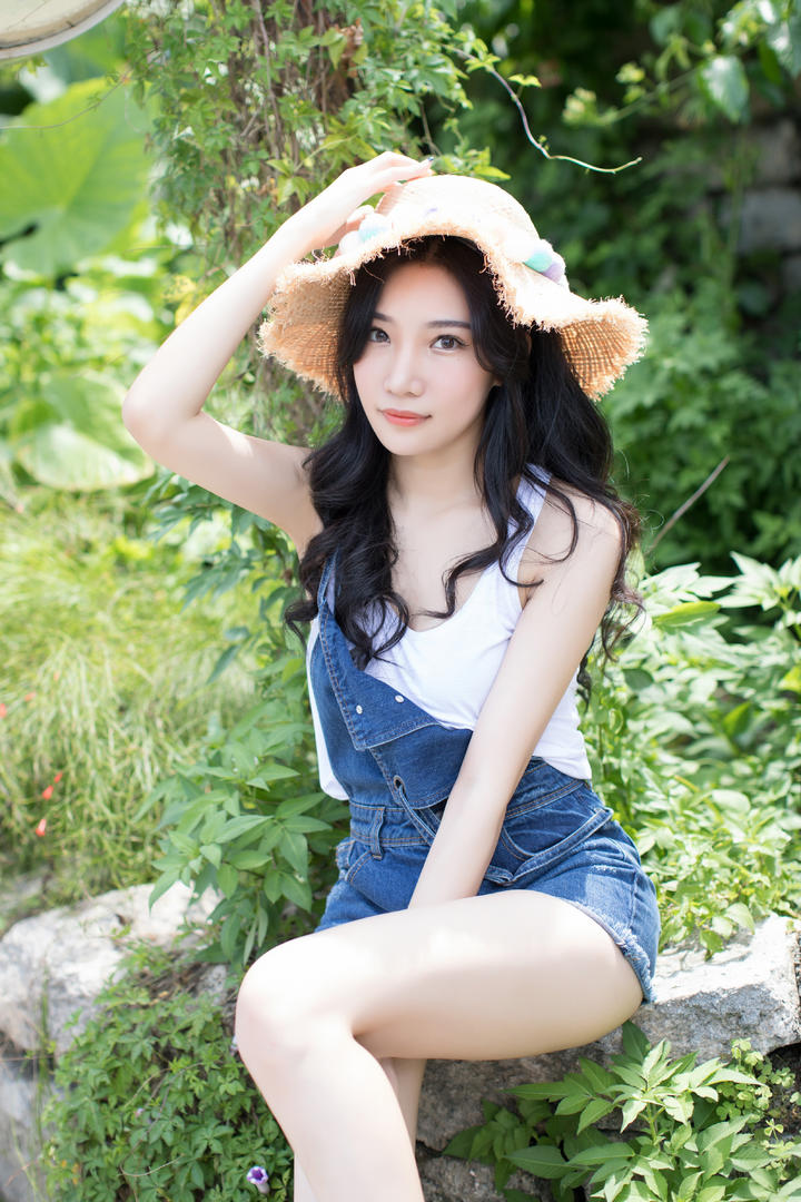 戴着草帽的高清美女写真