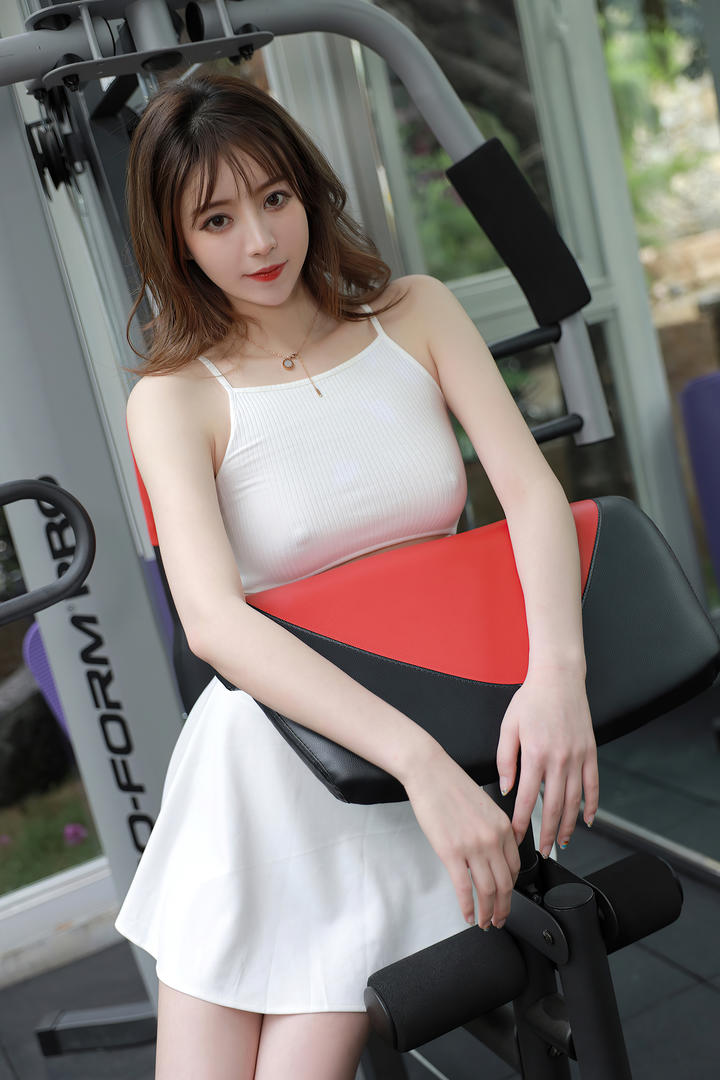 中国性感健身美女网红主播优优图片