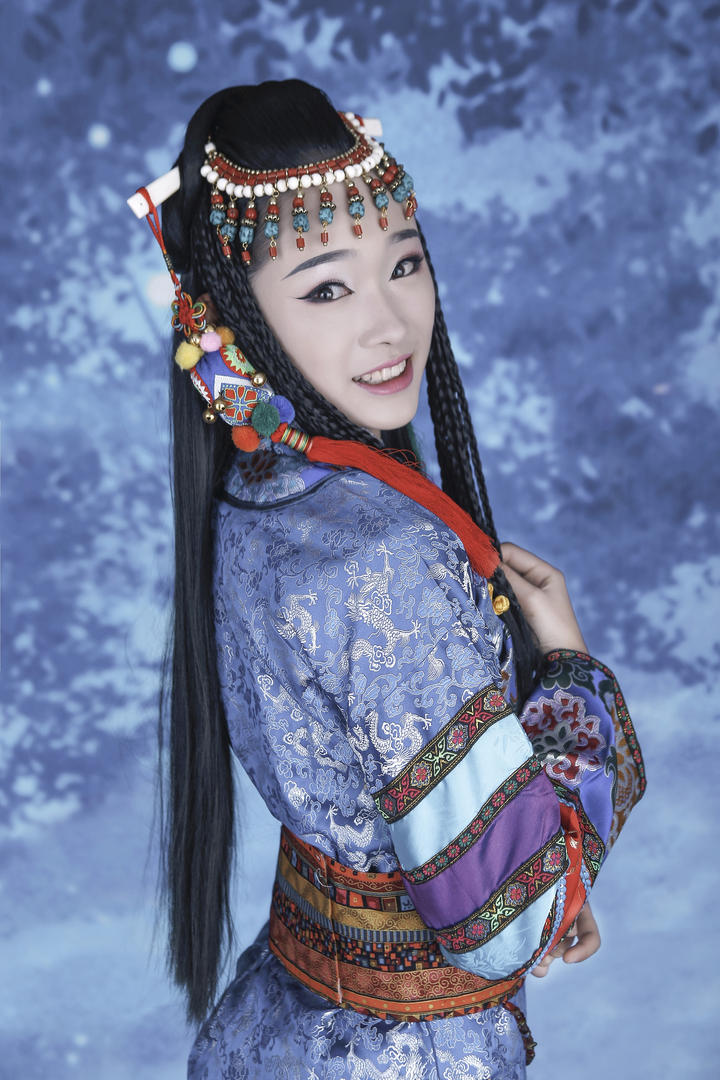 娇羞的少数民族少女图片传统服饰美女艺术写真图片
