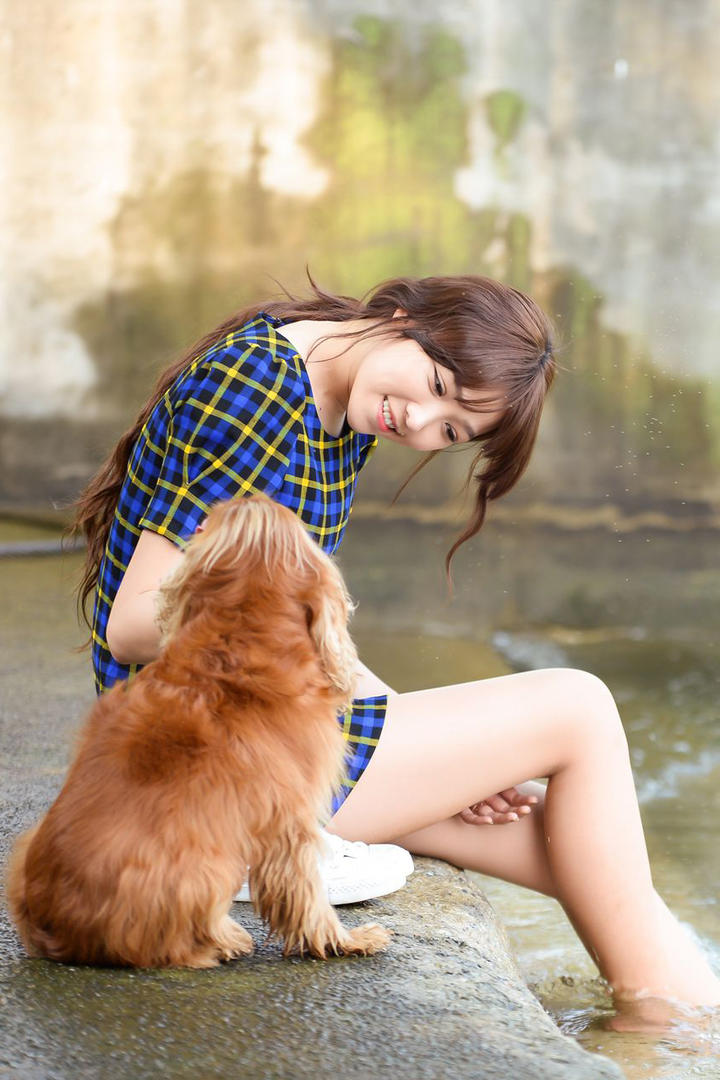 坐在小河边的高清韩国美女李恩慧高清写真