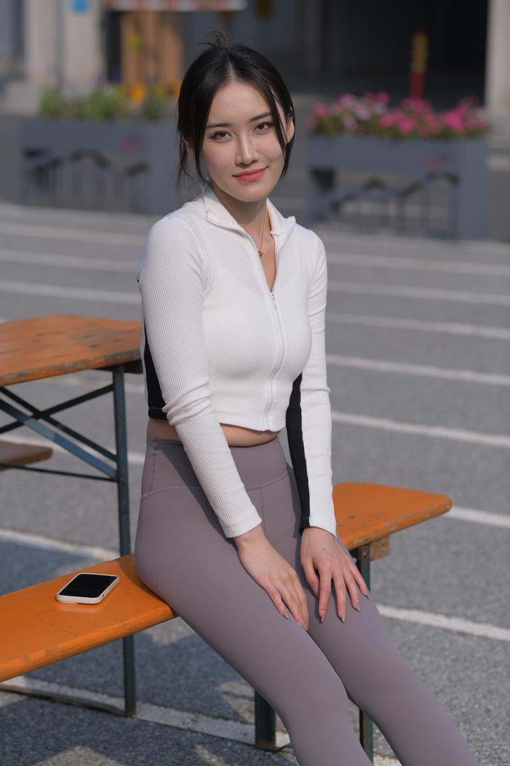 国内甜辣系美女模特街拍全纪录｜云感瑜伽裤+马甲线の致命组合