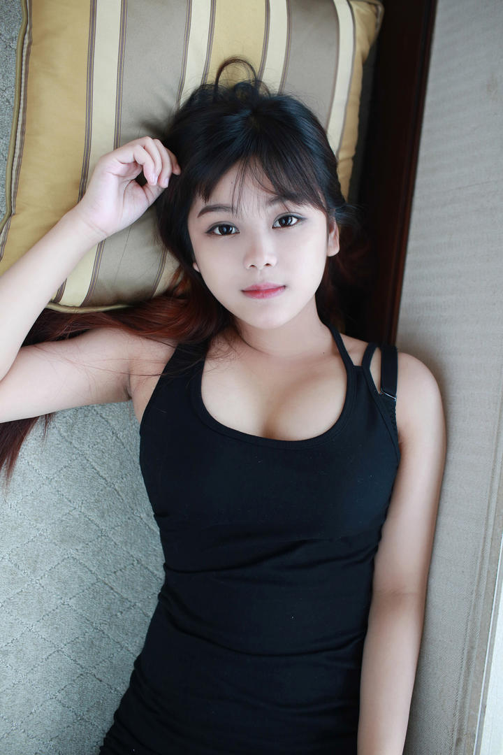 躺在沙发上的性感超短裙美女