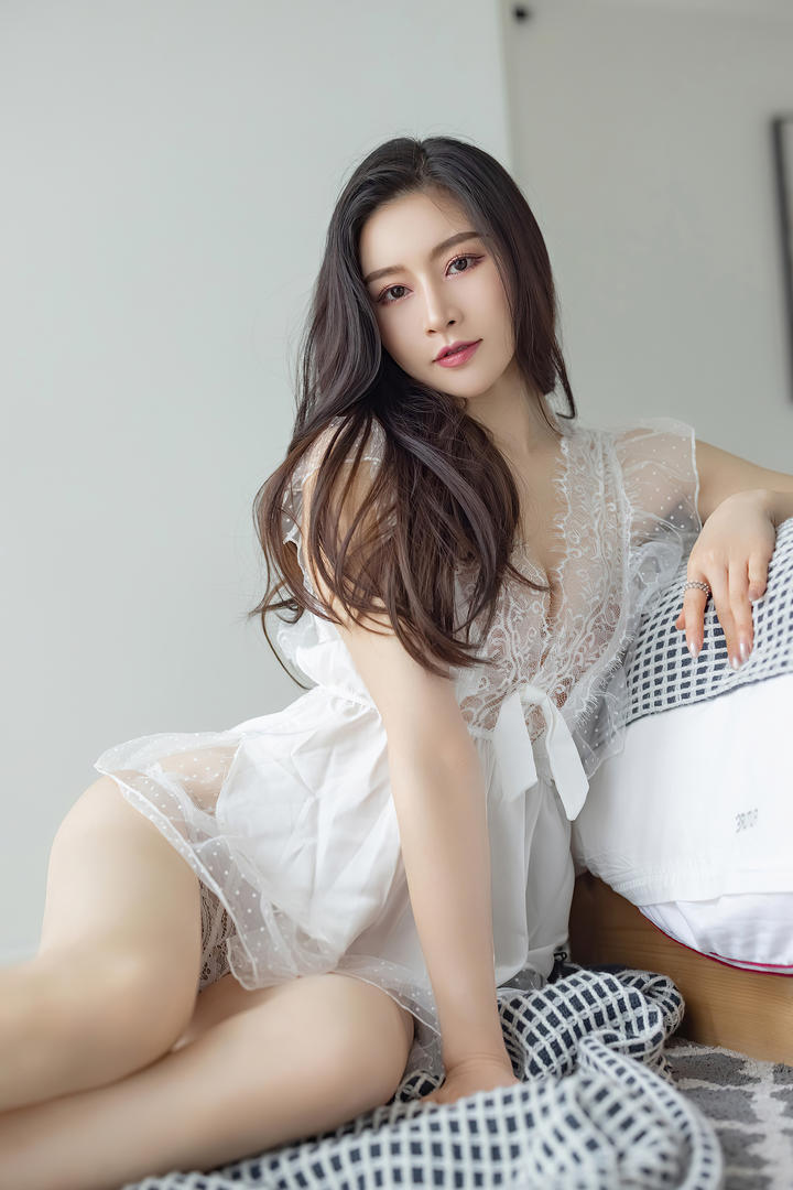 漂亮美女Vanessa穿着蕾丝连衣裙写真图片