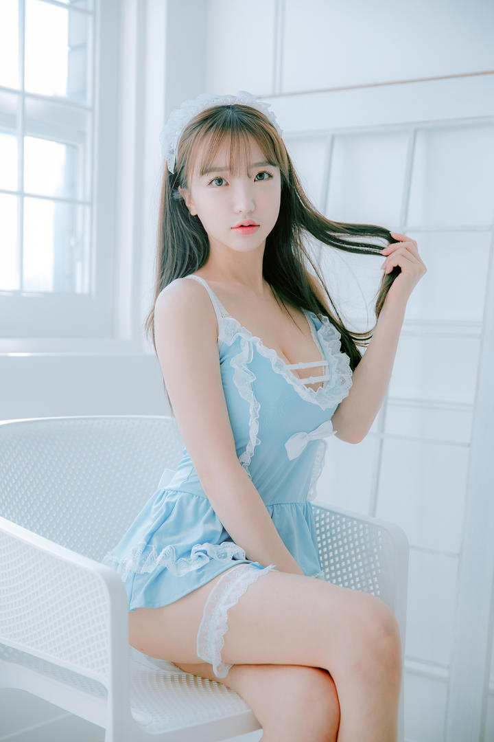 穿蓝色睡衣的嫩模亚洲精品久久综合无码图片