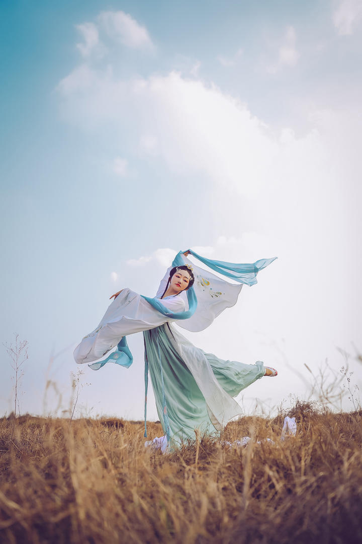 田野上跳舞的古装美女图片