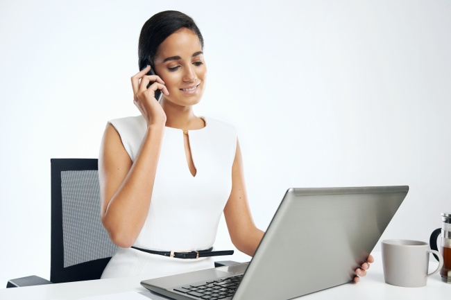 接电话的办公美女图片