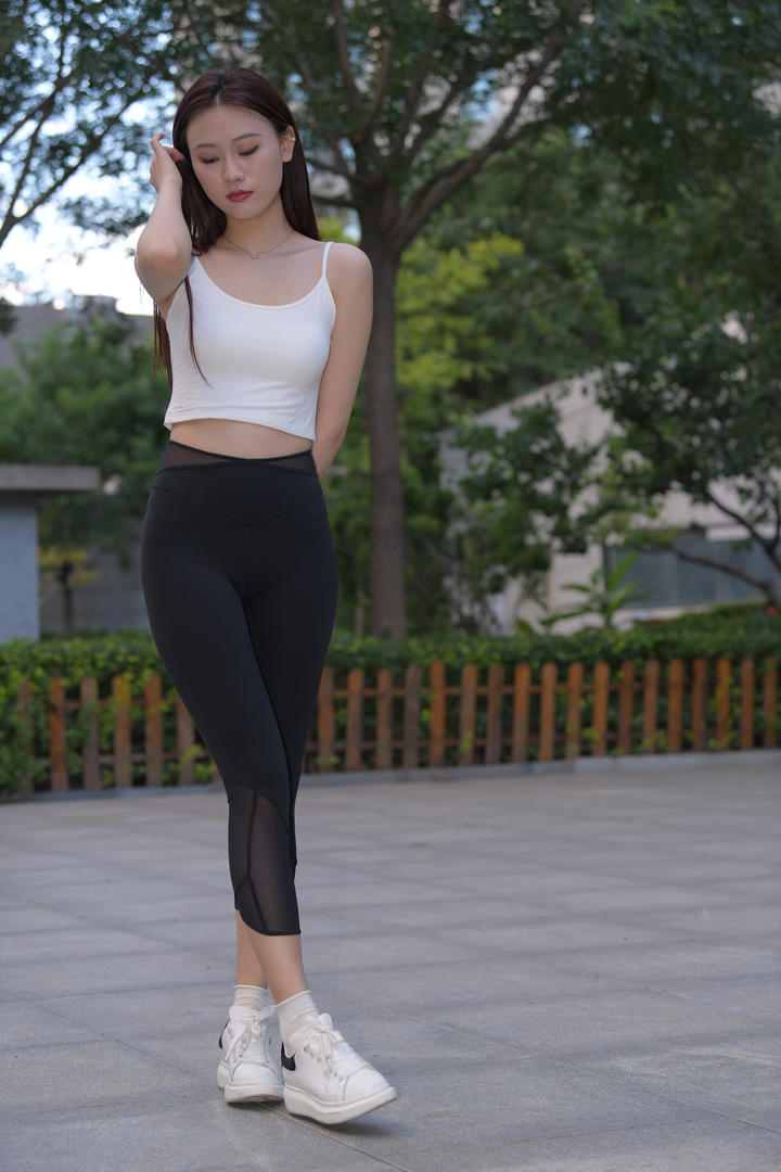 街拍黑色紧身裤美女模特街拍图片大全