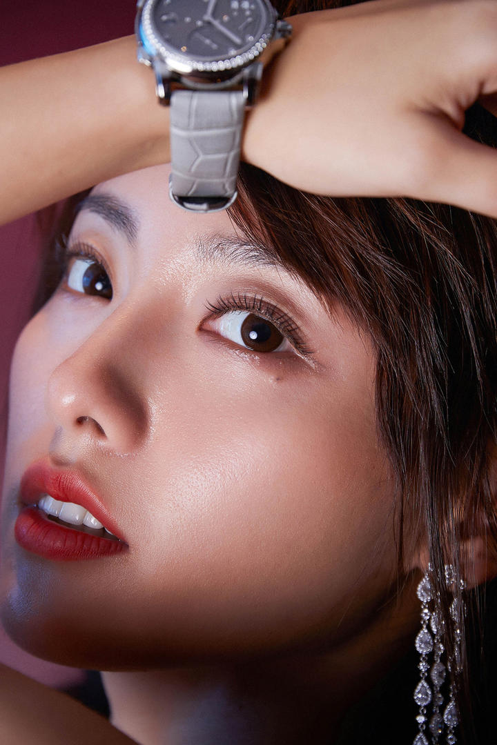 戴着手表的美女明星张嘉倪特写