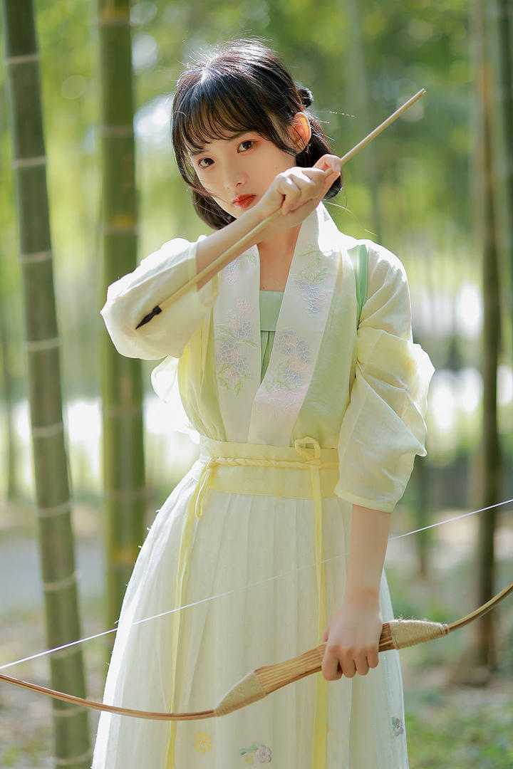 拿着弓箭的清纯唯美古装美女写真图片