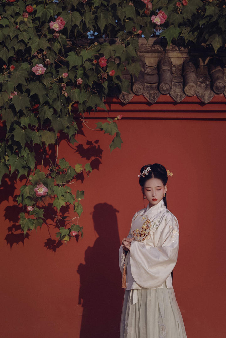 红墙下的古装小美女图片