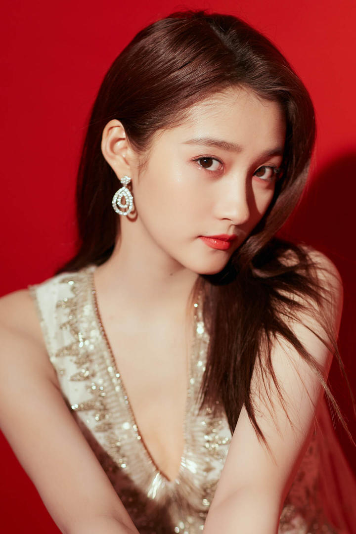 穿着V字领连衣裙的当红花旦关晓彤图片