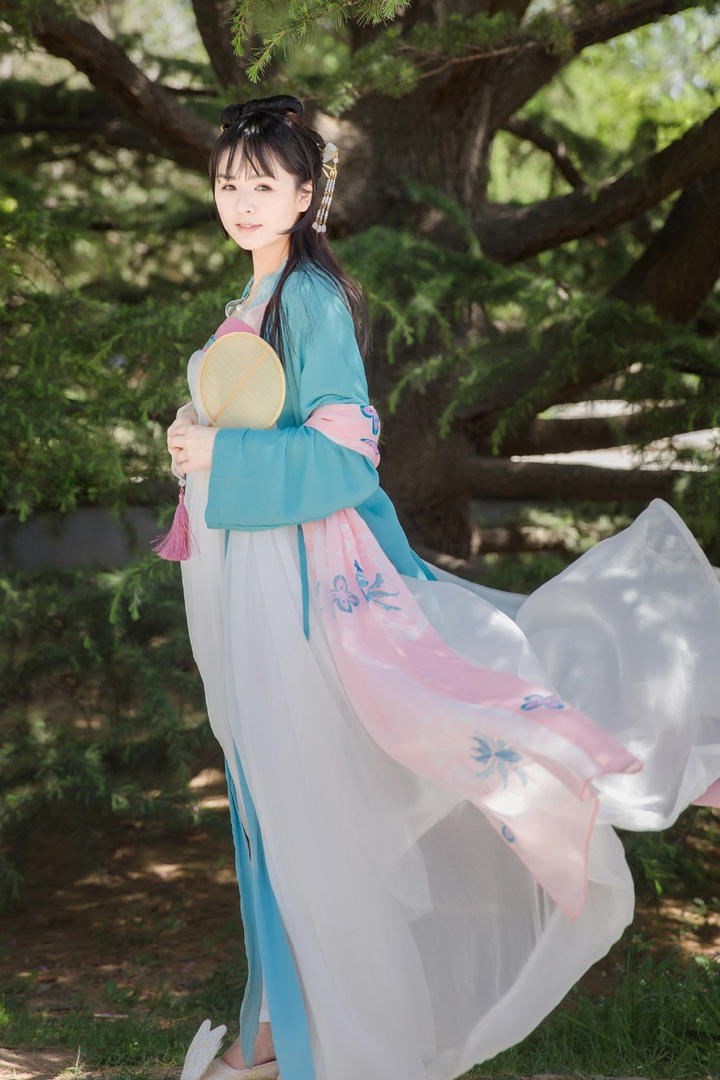 清纯唯美古典汉服美女户外艺术写真图片